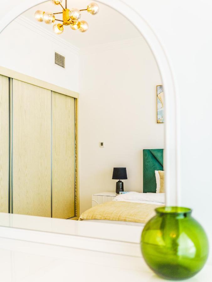 Beautifully Furnished 1br-dubai Eye View And Private Beach Access Apartment *