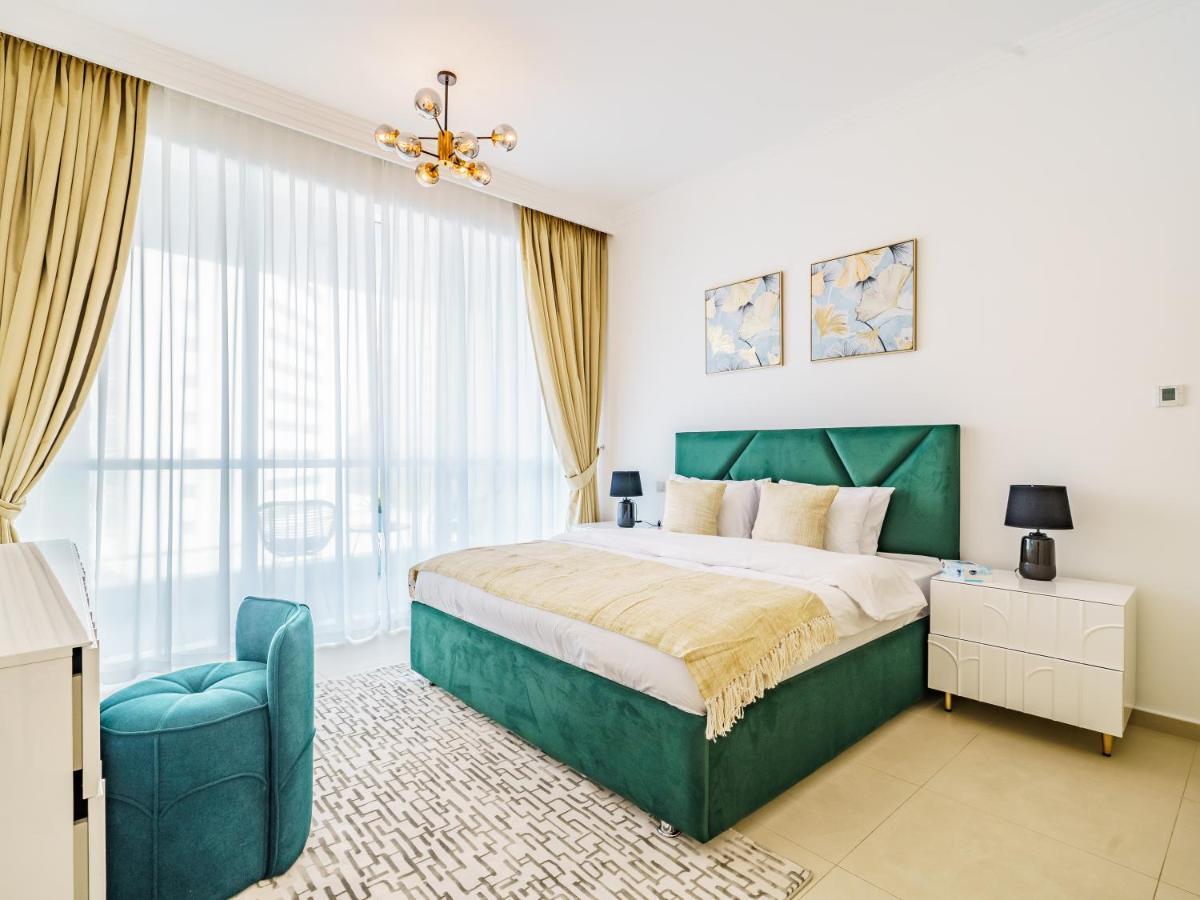 Beautifully Furnished 1br-dubai Eye View And Private Beach Access *