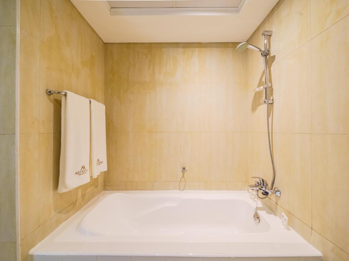 Beautifully Furnished 1br-dubai Eye View And Private Beach Access Dubai