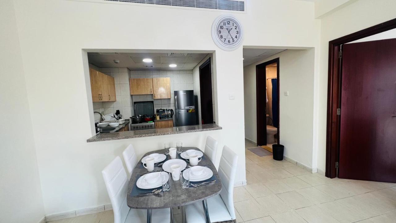 Newly Furnished Cozy One Bed 2 Bathroom View Appartement