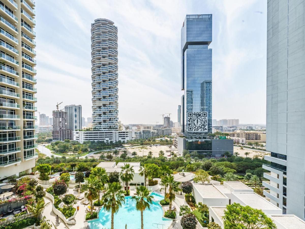 Luxury With Pool View In Vibrant Community Appartement