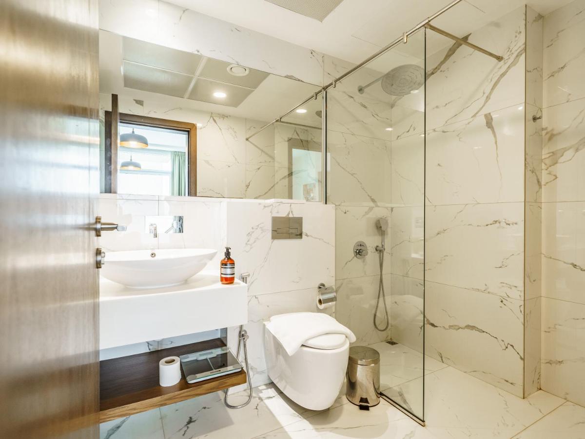 Luxury With Pool View In Vibrant Community Appartement *