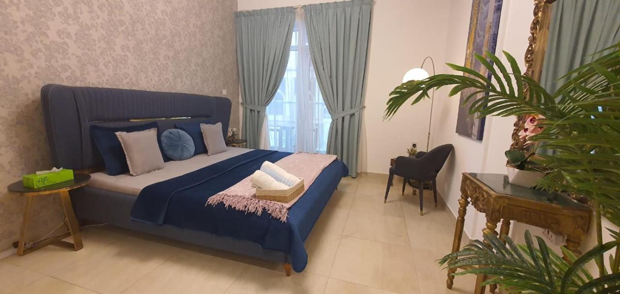 Luxury A Short Drive Away From Downtown Dubái