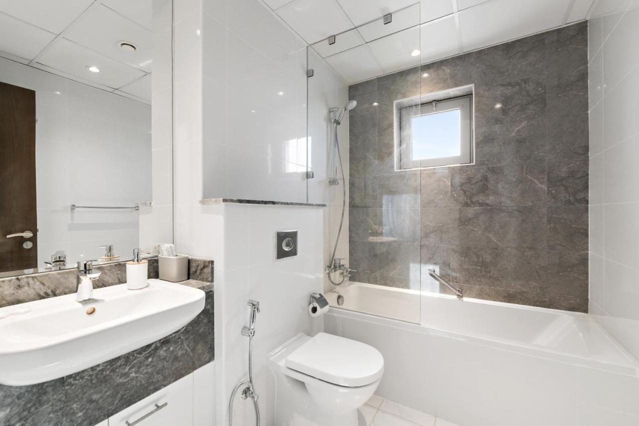 Vayk - Spacious Two Bedroom Near Canal Apartment Dubai