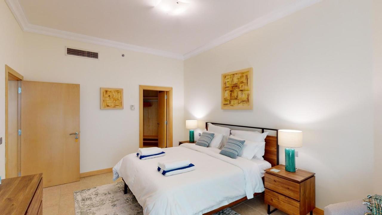 Al Dabas Views, 3bd Sleeps 6, Beachfront & Pool Access Dubai