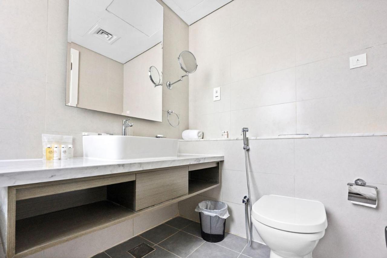 A Living Modern 1br With Balcony & Canal View At Prive-517 Business Bay Apartment