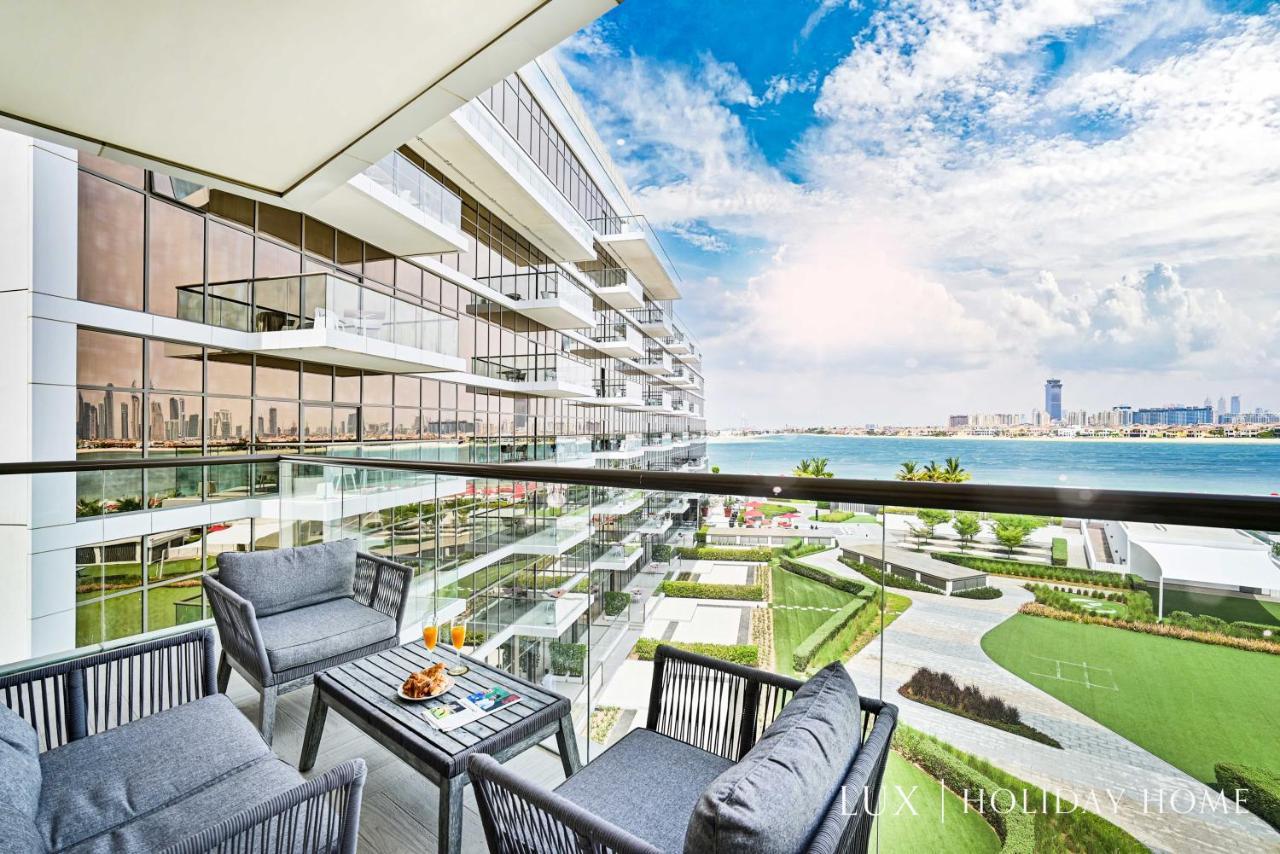 Lux - The Elegant Palm *