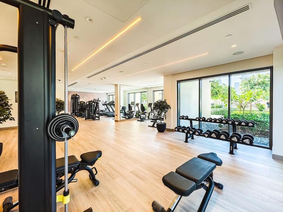 Downtown Decadence : A 1br Urban Sanctuary Appartamento Dubai
