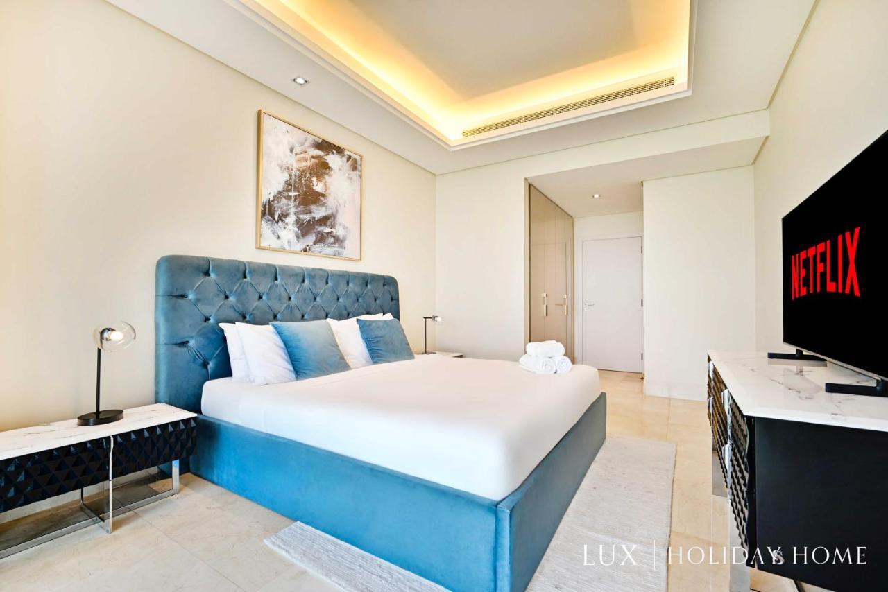 Lux - The Elegant Palm