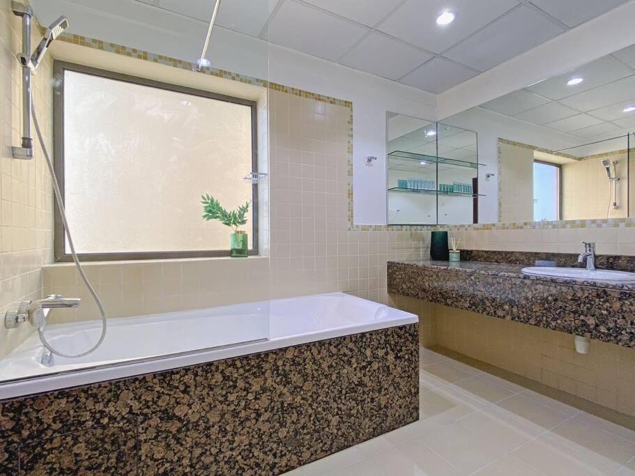 Lägenhet Luxury 2 Mins Walk From Sea Dubai
