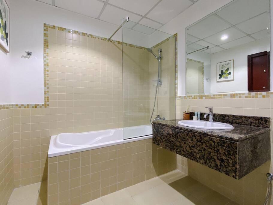 Lägenhet Luxury 2 Mins Walk From Sea Dubai