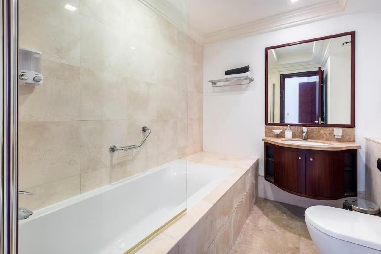 Apartment Spacious 2-bedroom Beachfront With Pool Dubai