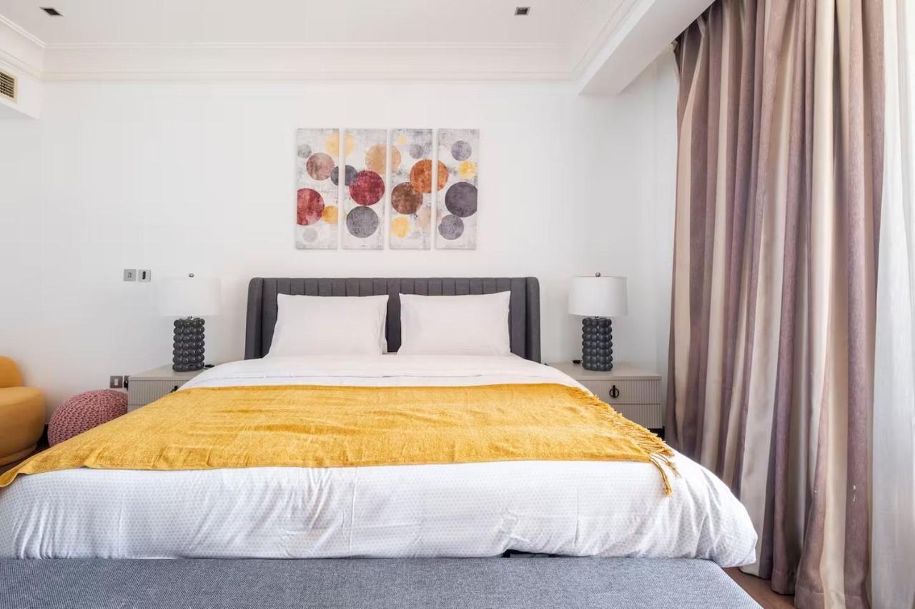 Apartment Spacious 2-bedroom Beachfront With Pool