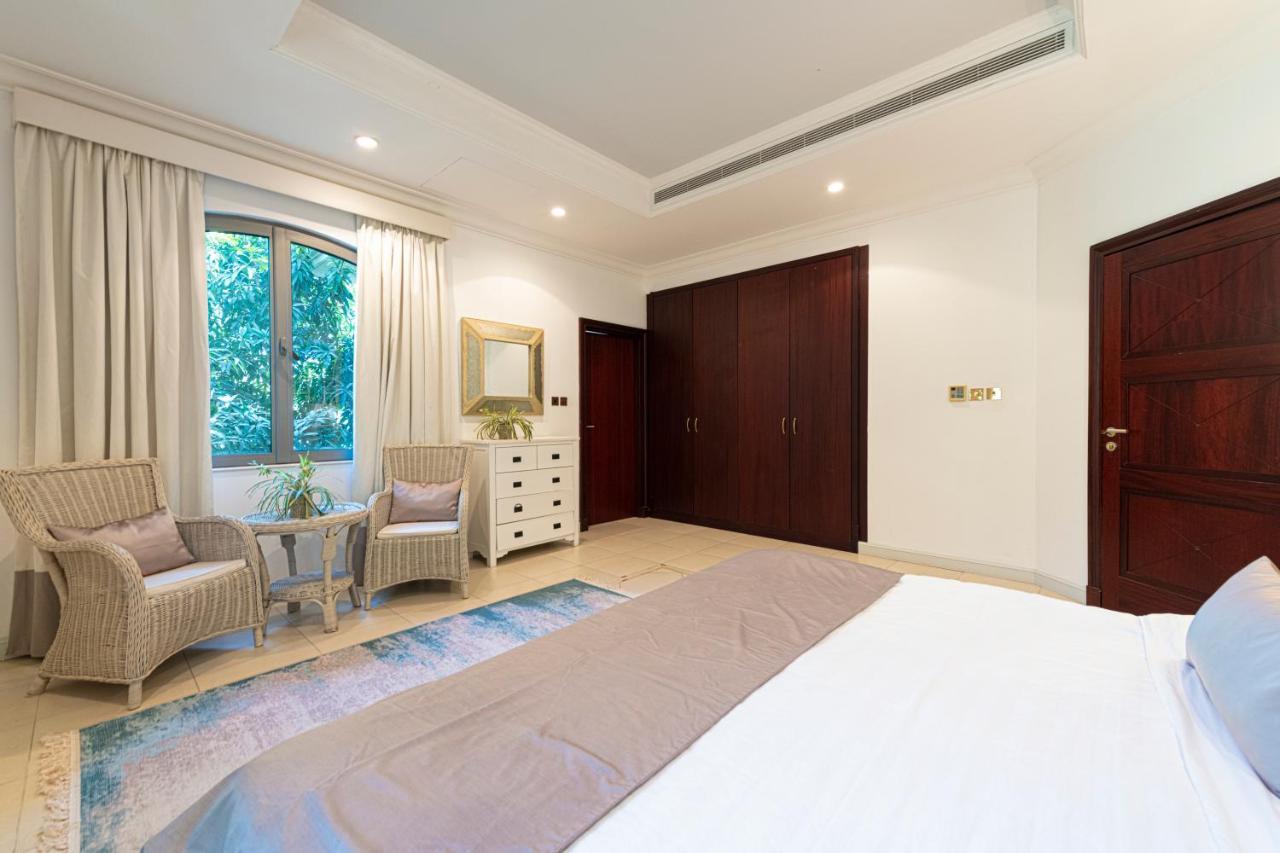 Villa Palm Jumeirah Beachfront Private Pool 5 Bedroom & 1 Maids With Access To