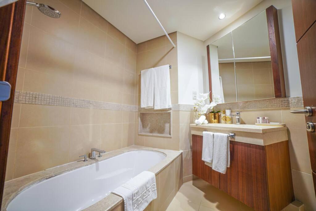 Apartment Walk To Dubai Mall 2Br With Skyline View Pool
