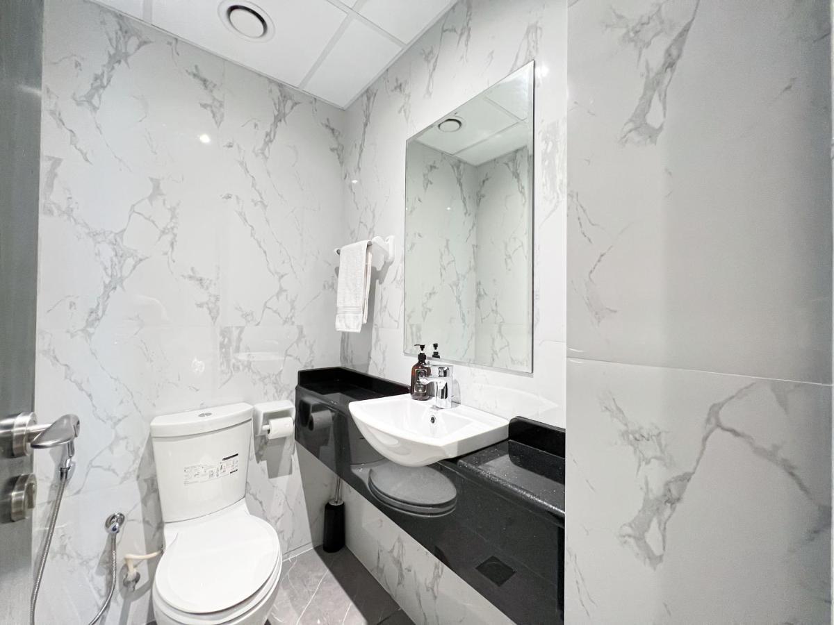 2 Bedroom Burj Khalifa View With Large Private Terrace Dubai