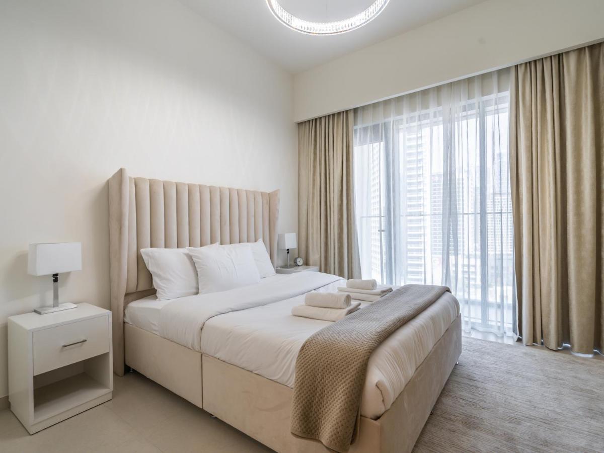 Downtown Decadence : A 1br Urban Sanctuary Appartamento Dubai