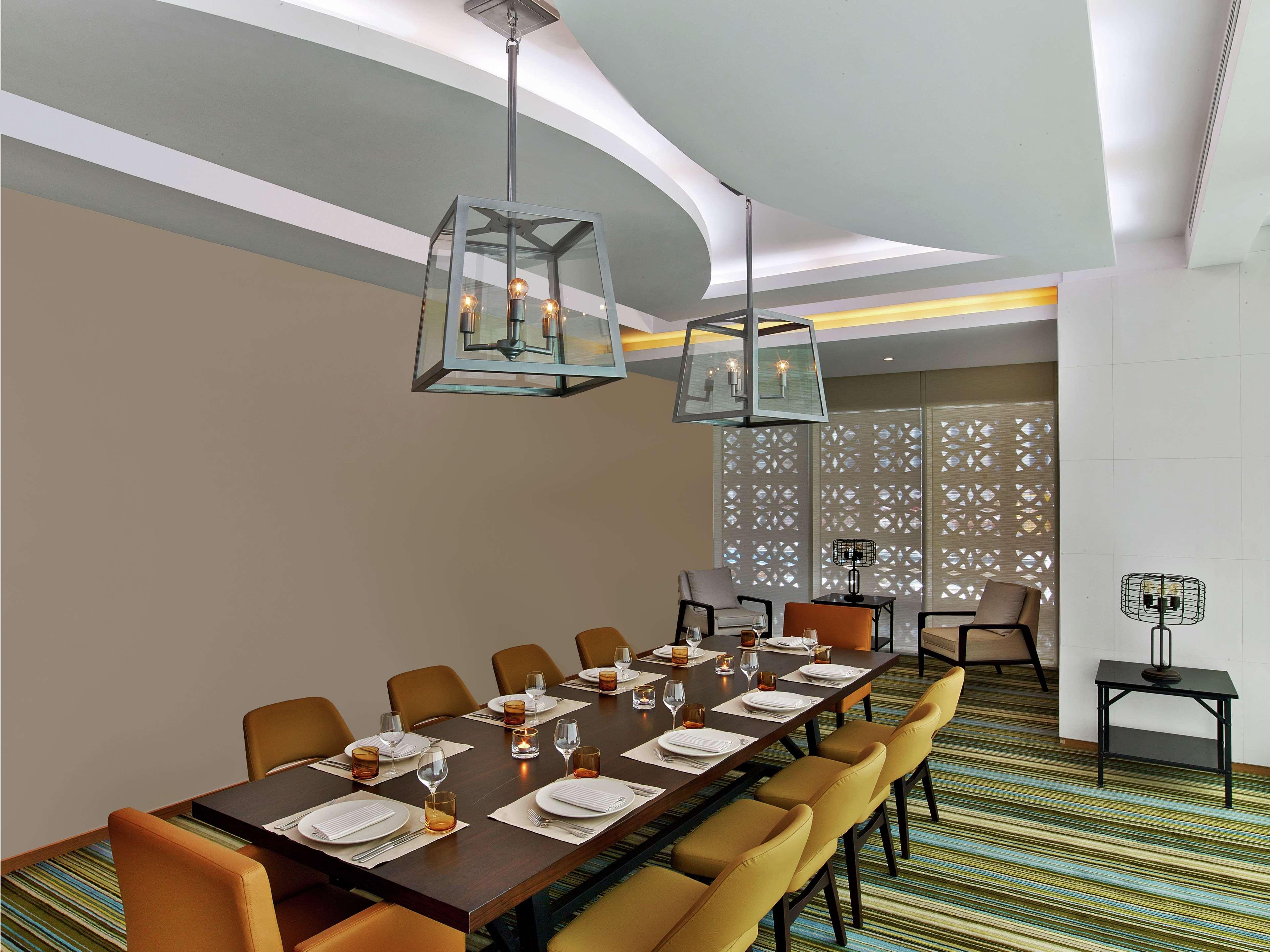 V Dubai, Curio Collection By Hilton Dubai