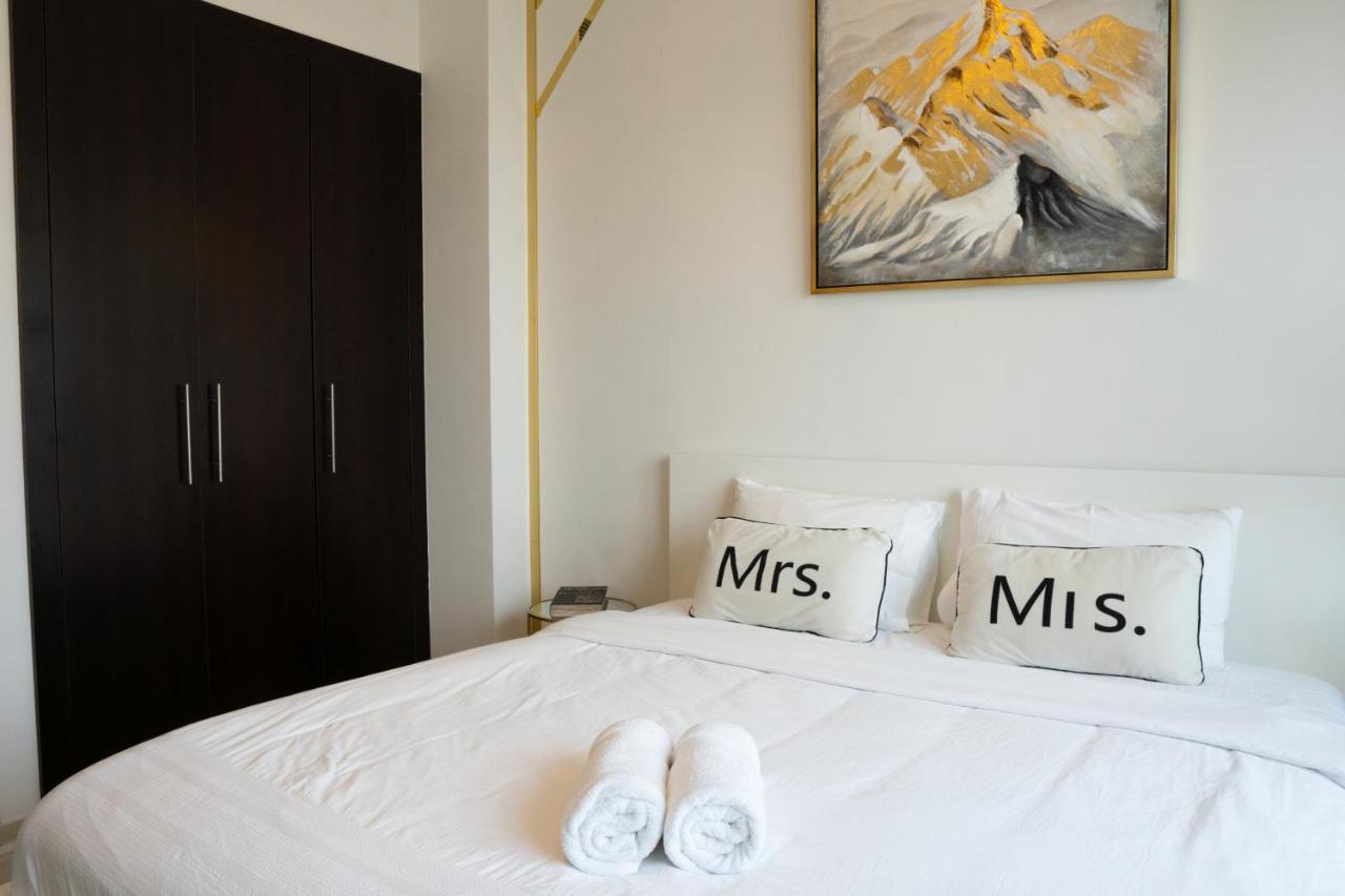 Lägenhet Veluxa - Designer 1 Bedroom With Sea View! Dubai