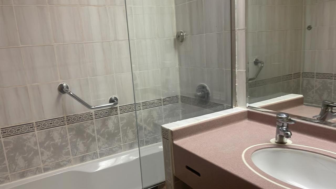 Sun & Sands Llc Hotell