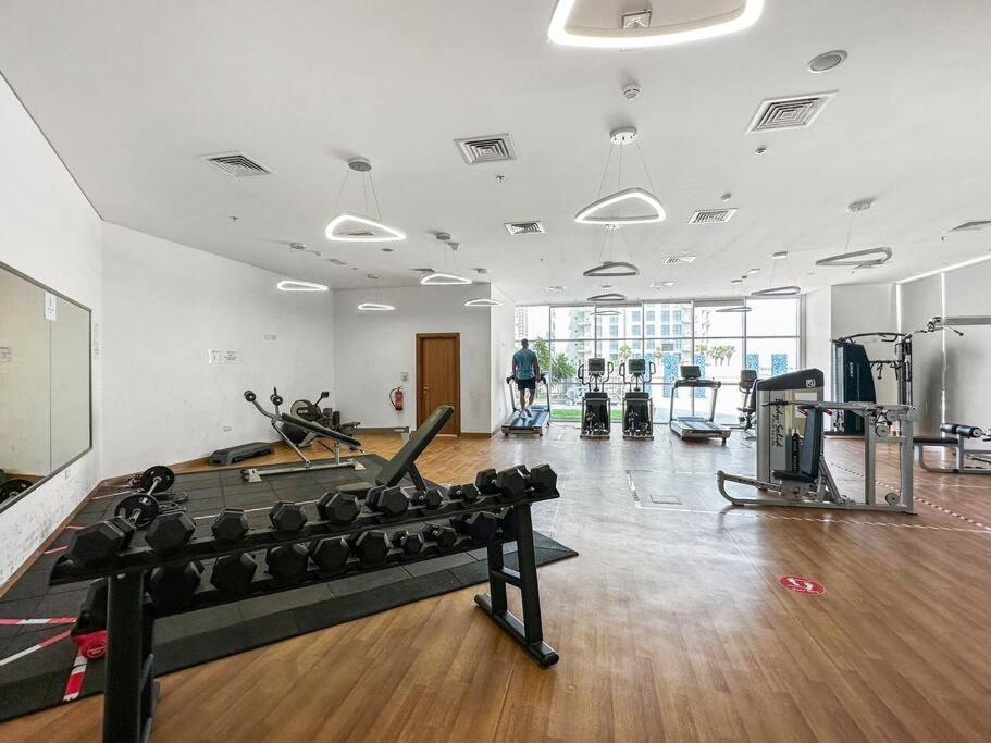 Apartamento Vibrant With Pool, Gym, Free Parking & Fast Wifi Dubai