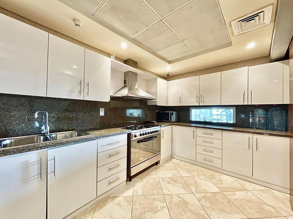 Ar Holiday Jbr Albergue