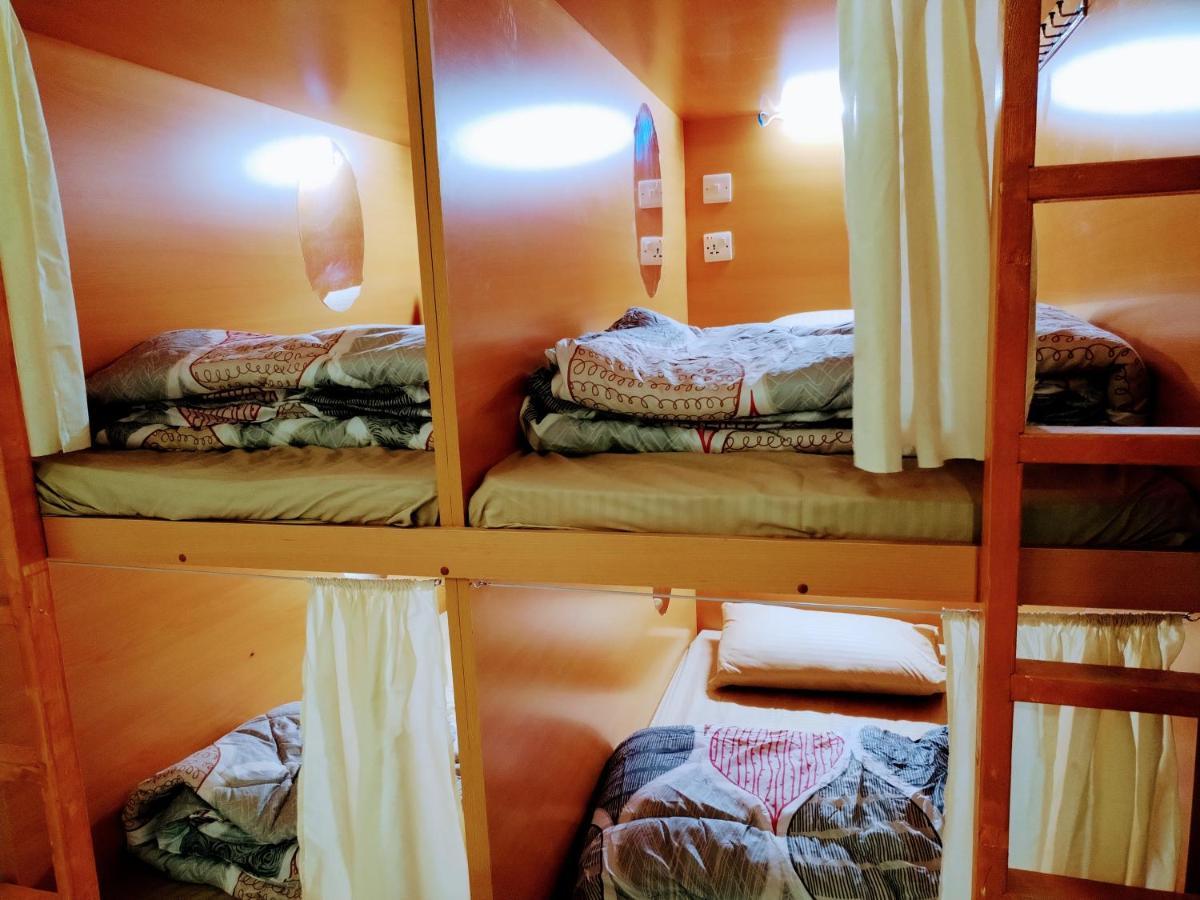 Capsule 5min Walking From Saraf Dg Metro Station Hostal