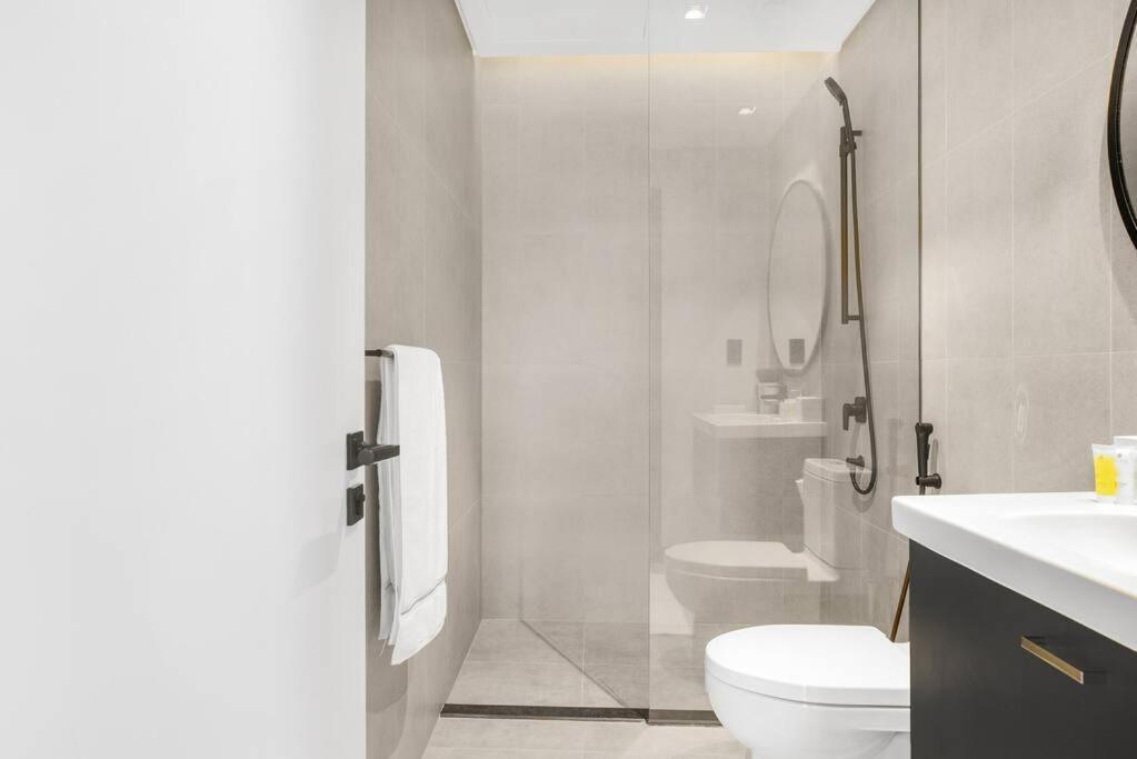 Glamorous 2 Bedroom I Panoramic Views - Business Bay I Free Wi-fi, Parking, Gym And Pool I By Meerak *