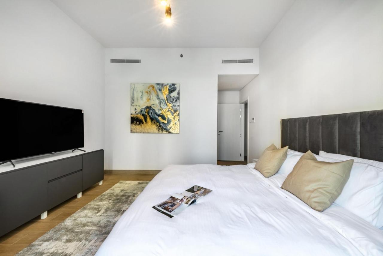 Spacious 2br Flat, La Rive 2 * Dubai