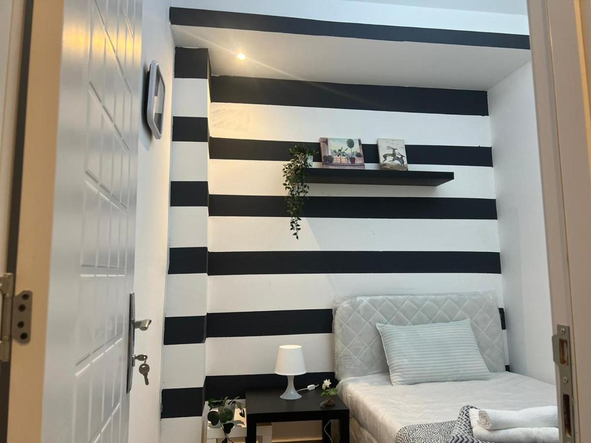 Quarto em Acomodações Particulares Fashion Partition Near Mall Of The Emirates *