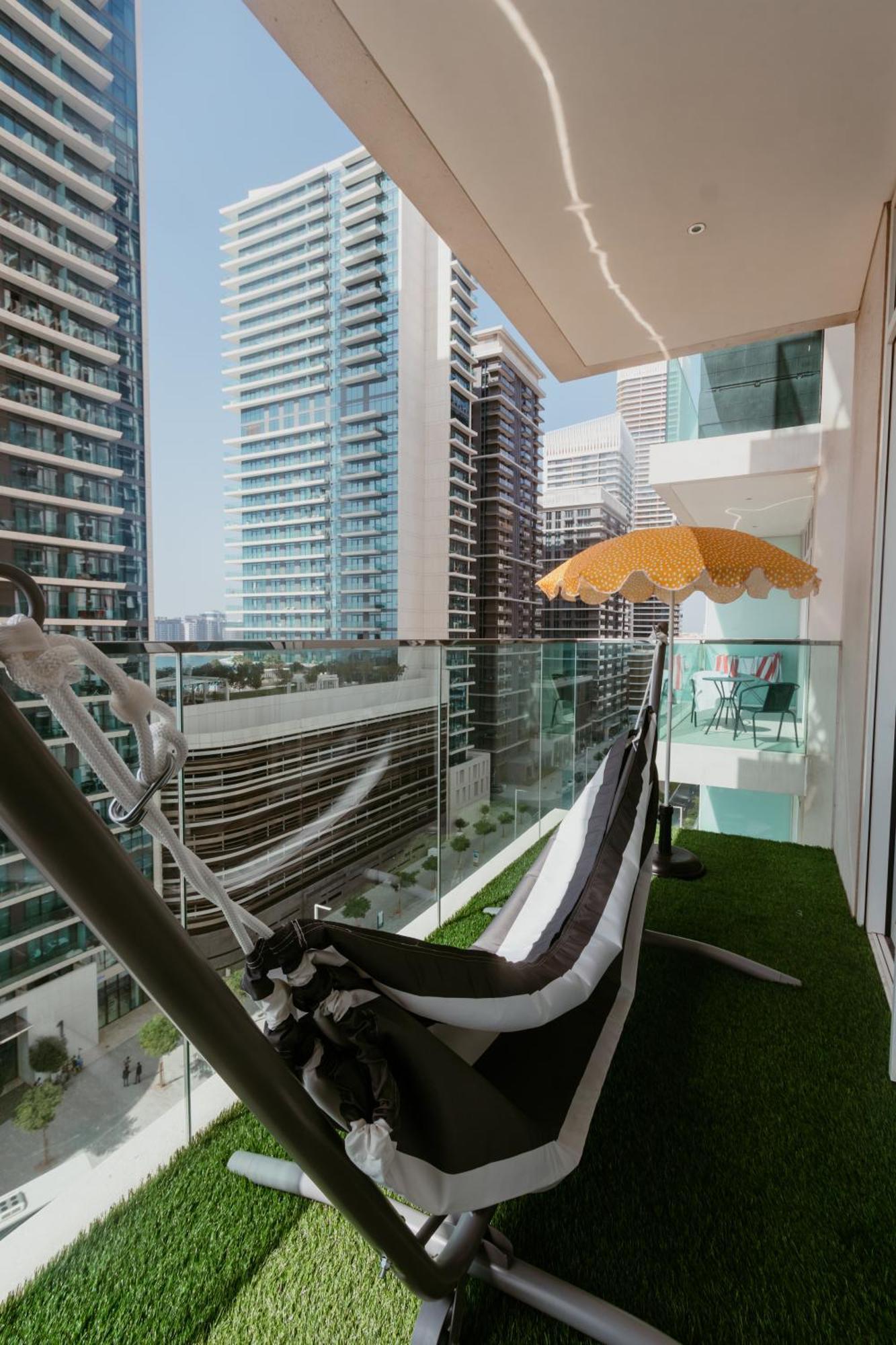 Oceanfront Escape: Stylish 1 Bedroom In Beachfront Apartment