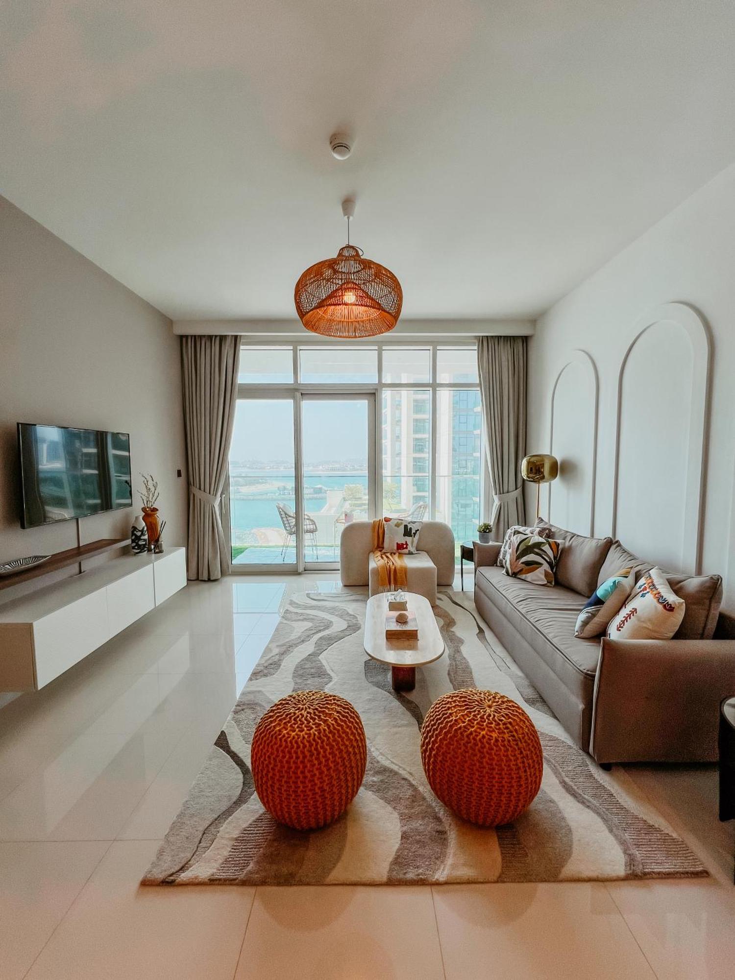 Apartment Oceanfront Escape: Stylish 1 Bedroom In Beachfront *
