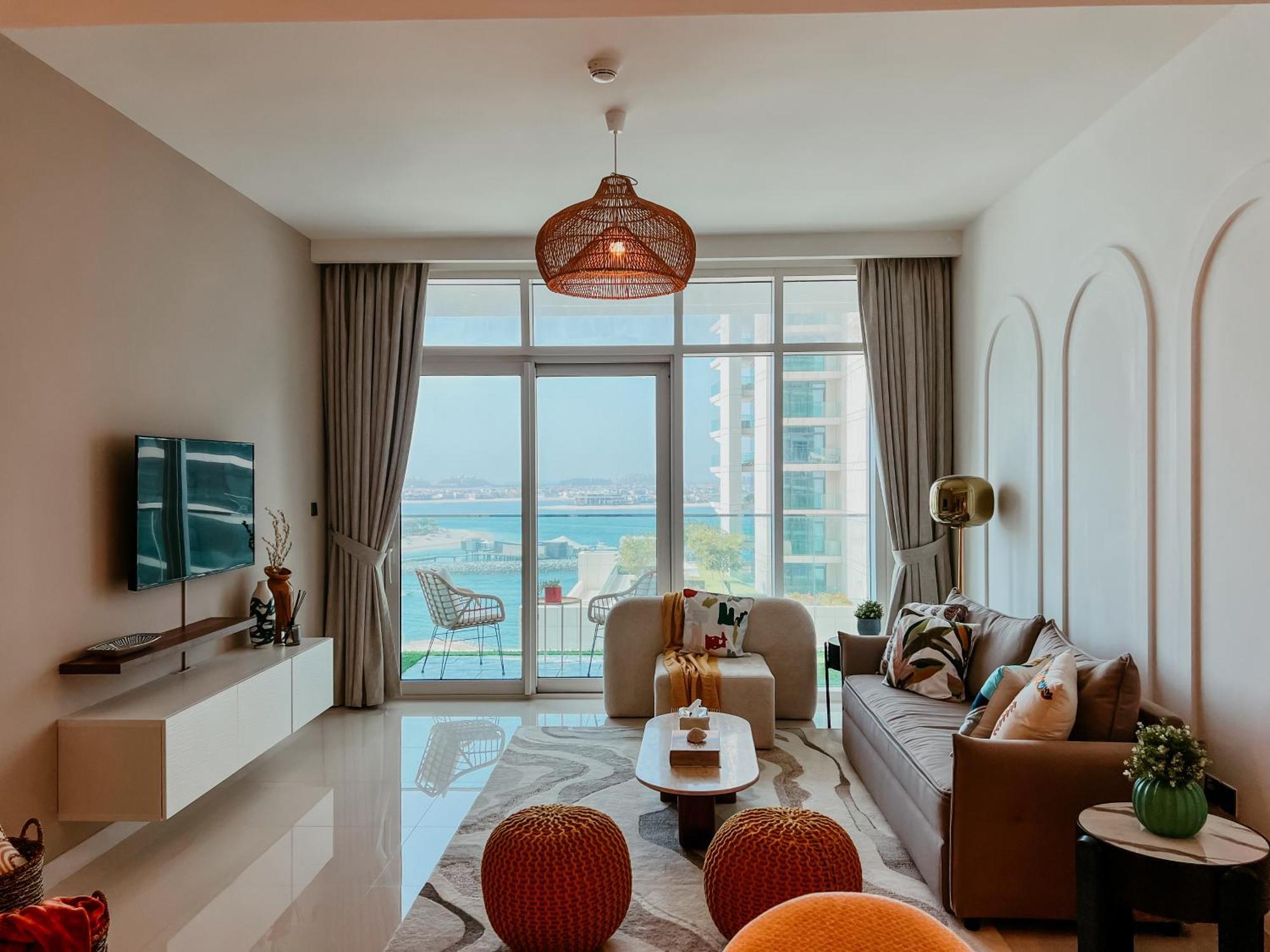 Oceanfront Escape: Stylish 1 Bedroom In Beachfront