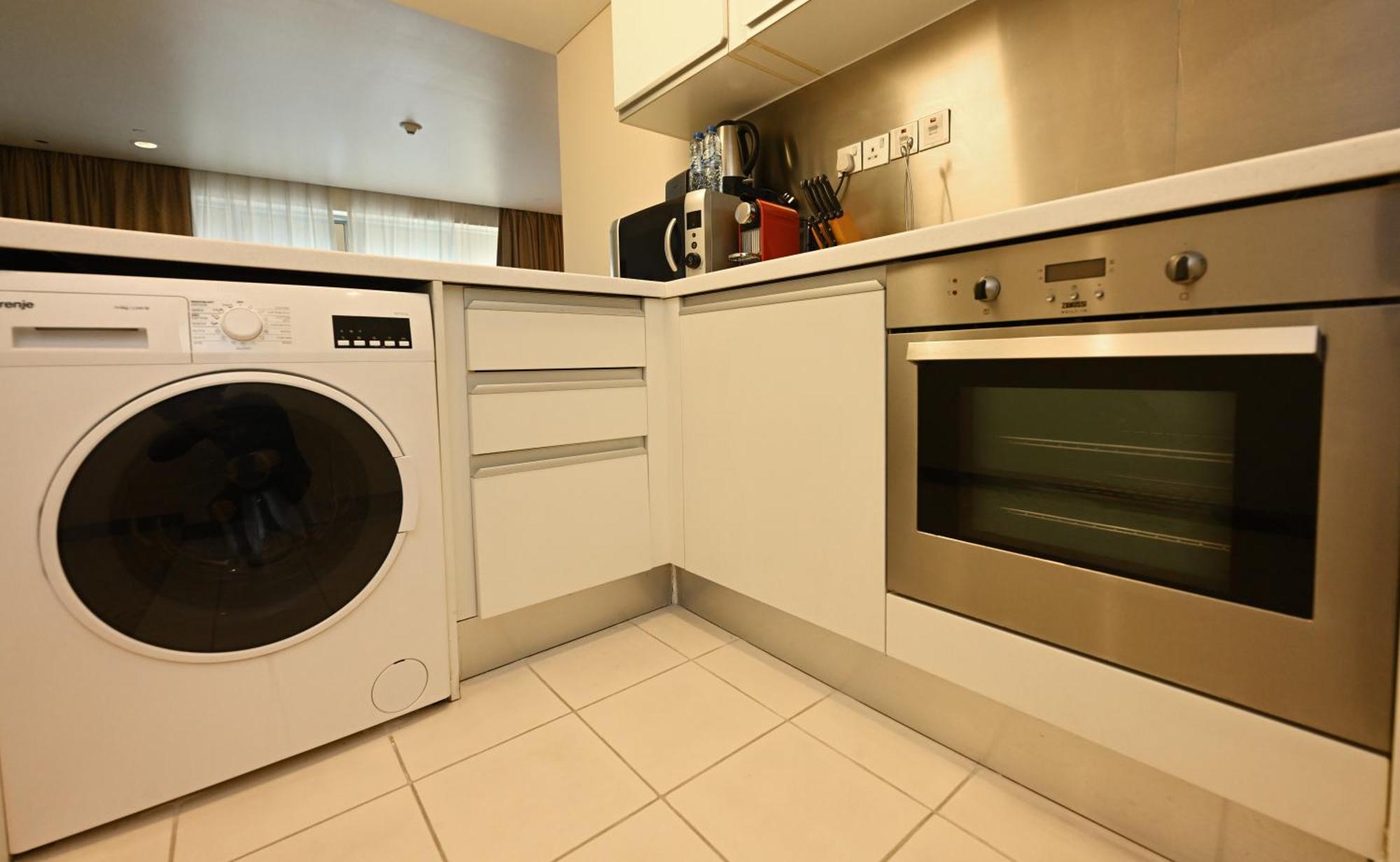 Four Apple Emaar Fashion Avenue Deluxe Apartemen Dubai