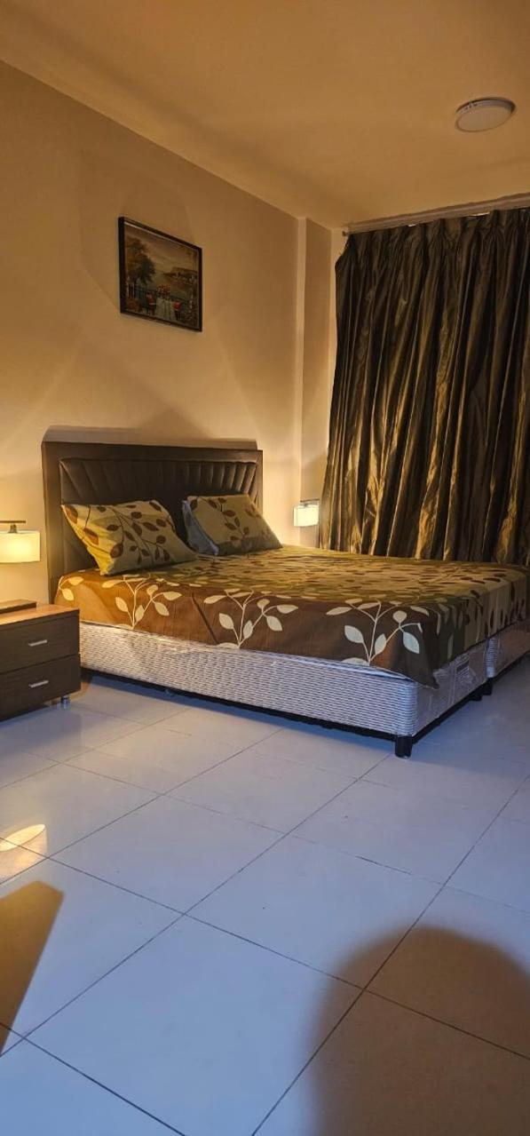 Hébergement de vacances Fully Furnished Next To Sharaf Dg Metro Station *