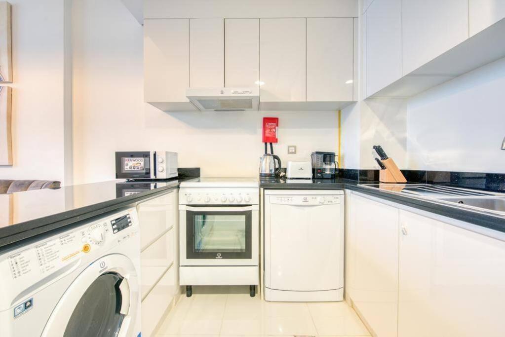 Spacious 1 Bed With Pool & View Apartamento