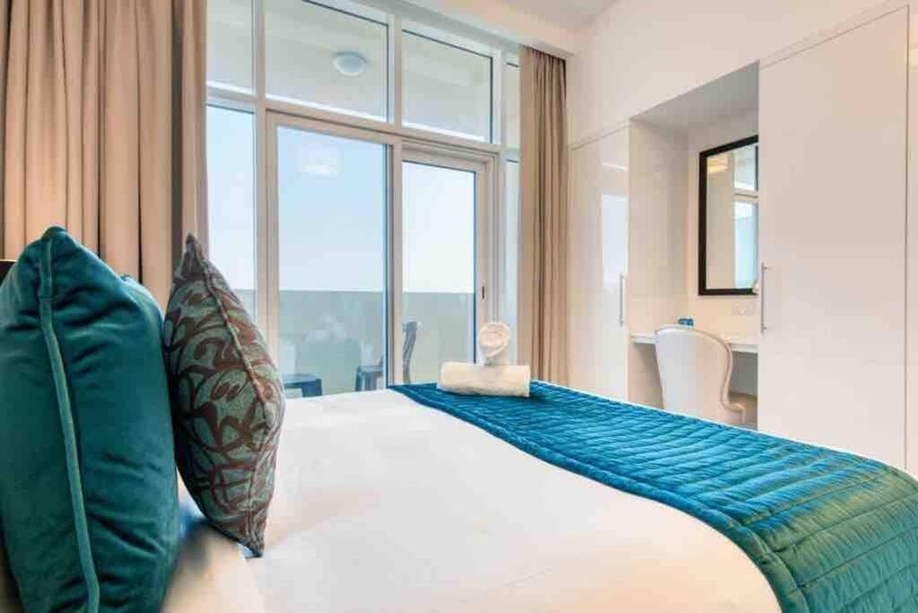 Spacious 1 Bed With Pool & View * Dubái