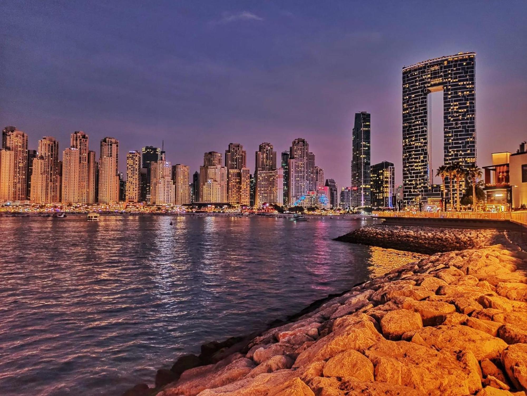 Asrama Seaview Beach Jbr - Walk To Beach - Gym - Pool - Metro Station