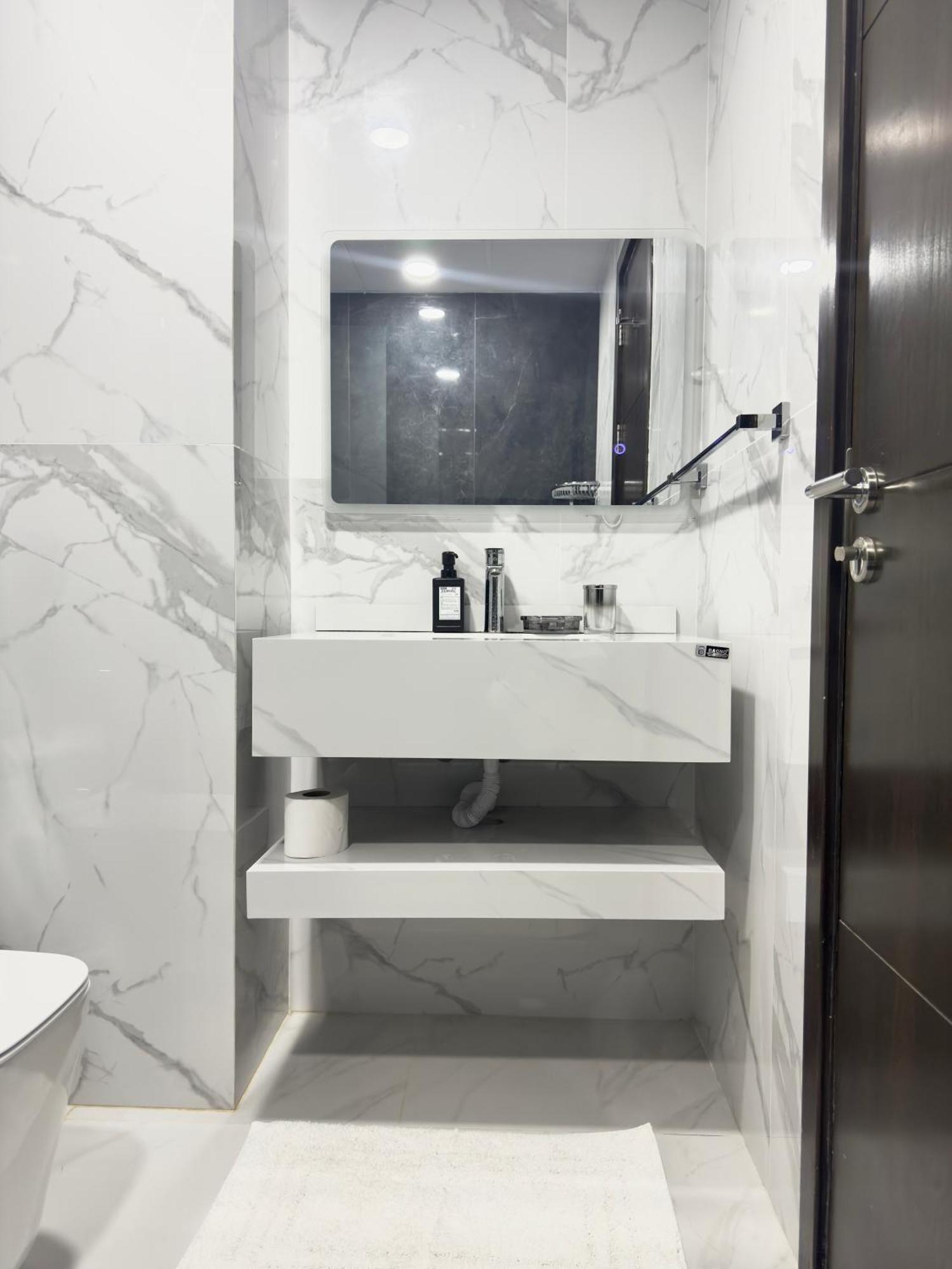1 Bedroom With Beautiful View In Marina Apartment *