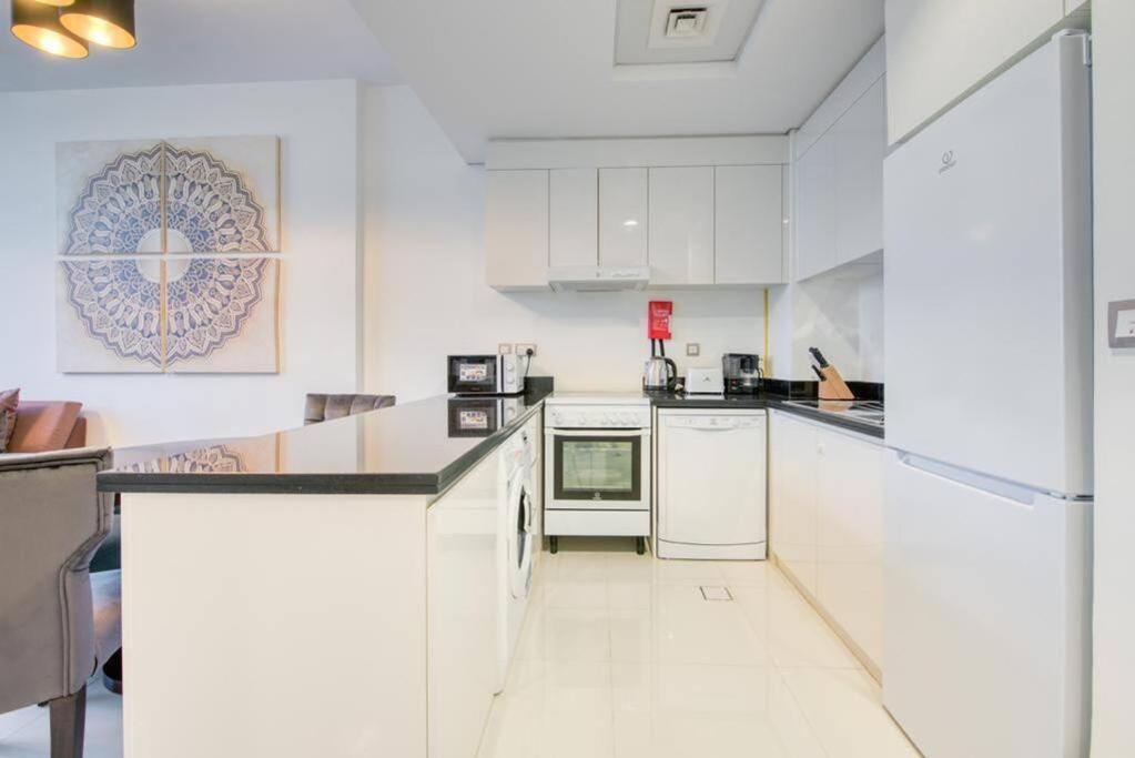 Spacious 1 Bed With Pool & View Dubái