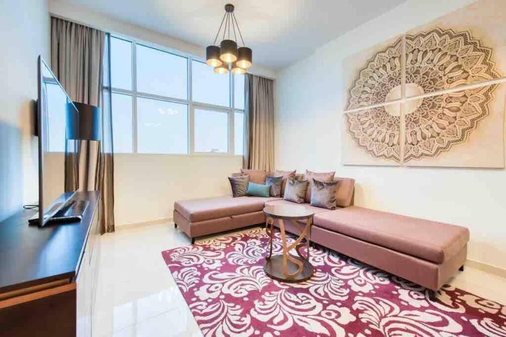 Spacious 1 Bed With Pool & View Dubái