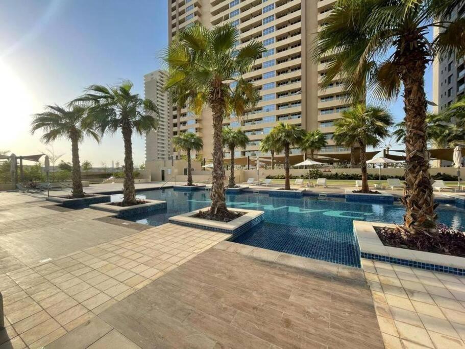 Spacious 1 Bed With Pool & View