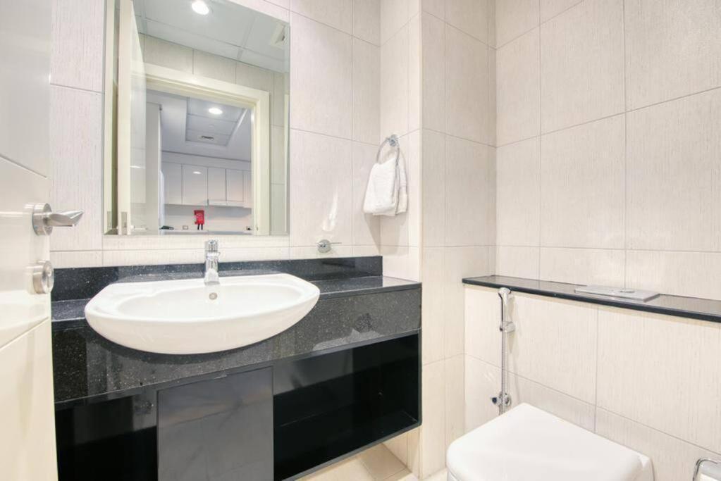 Spacious 1 Bed With Pool & View Dubái