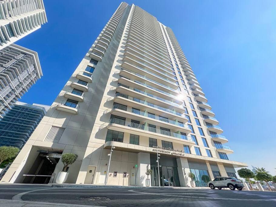 Spacious 3 Bedroom L Beachfront L Best Lay Out Dubaï