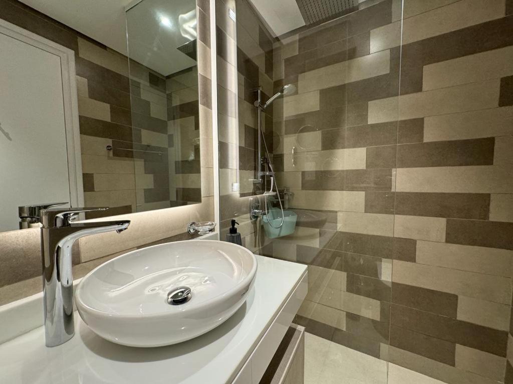 Beachside Bliss: Stylish New At Seven Palm *