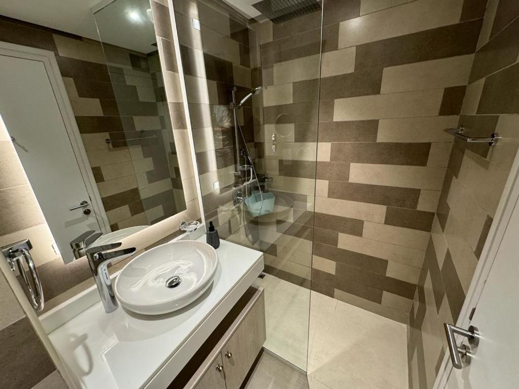 Beachside Bliss: Stylish New At Seven Palm Apartemen