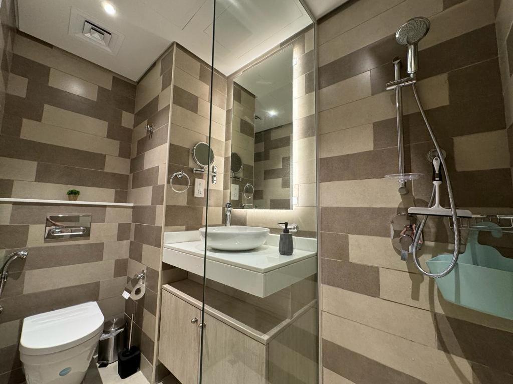 Apartemen Beachside Bliss: Stylish New At Seven Palm *