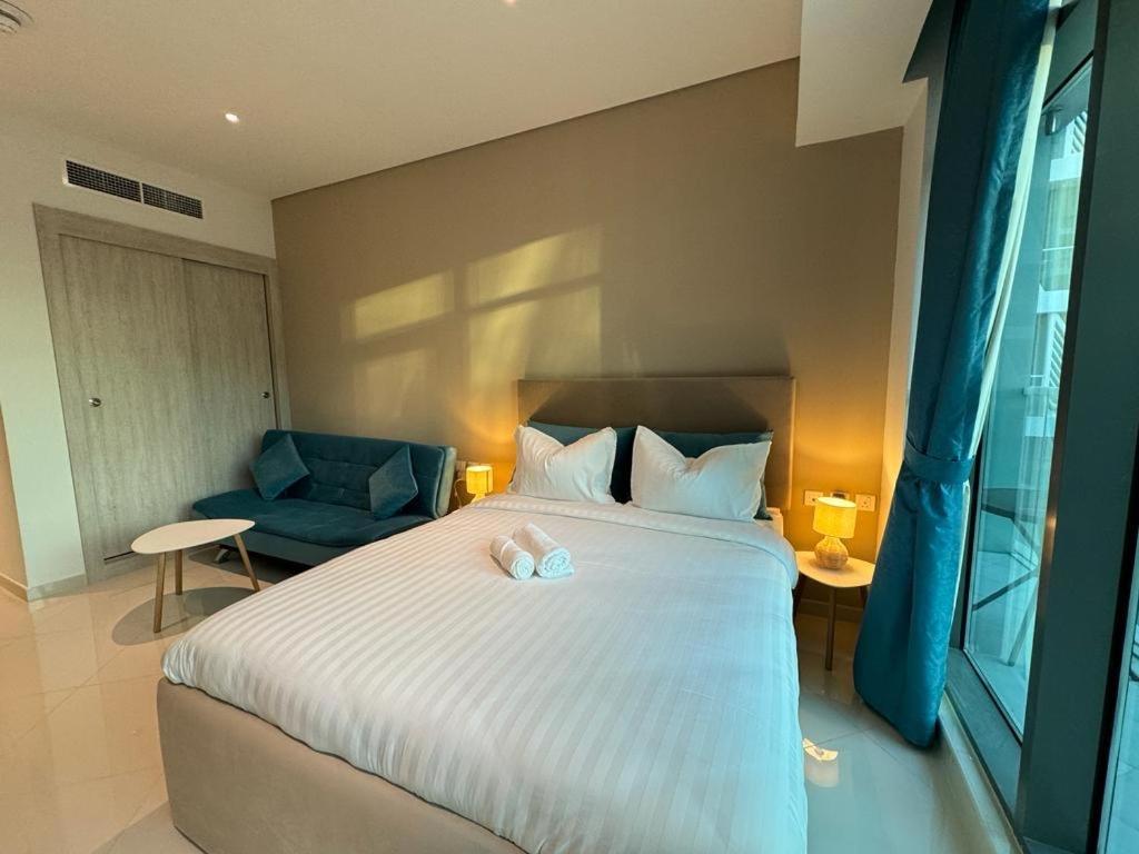 Beachside Bliss: Stylish New At Seven Palm Apartemen *