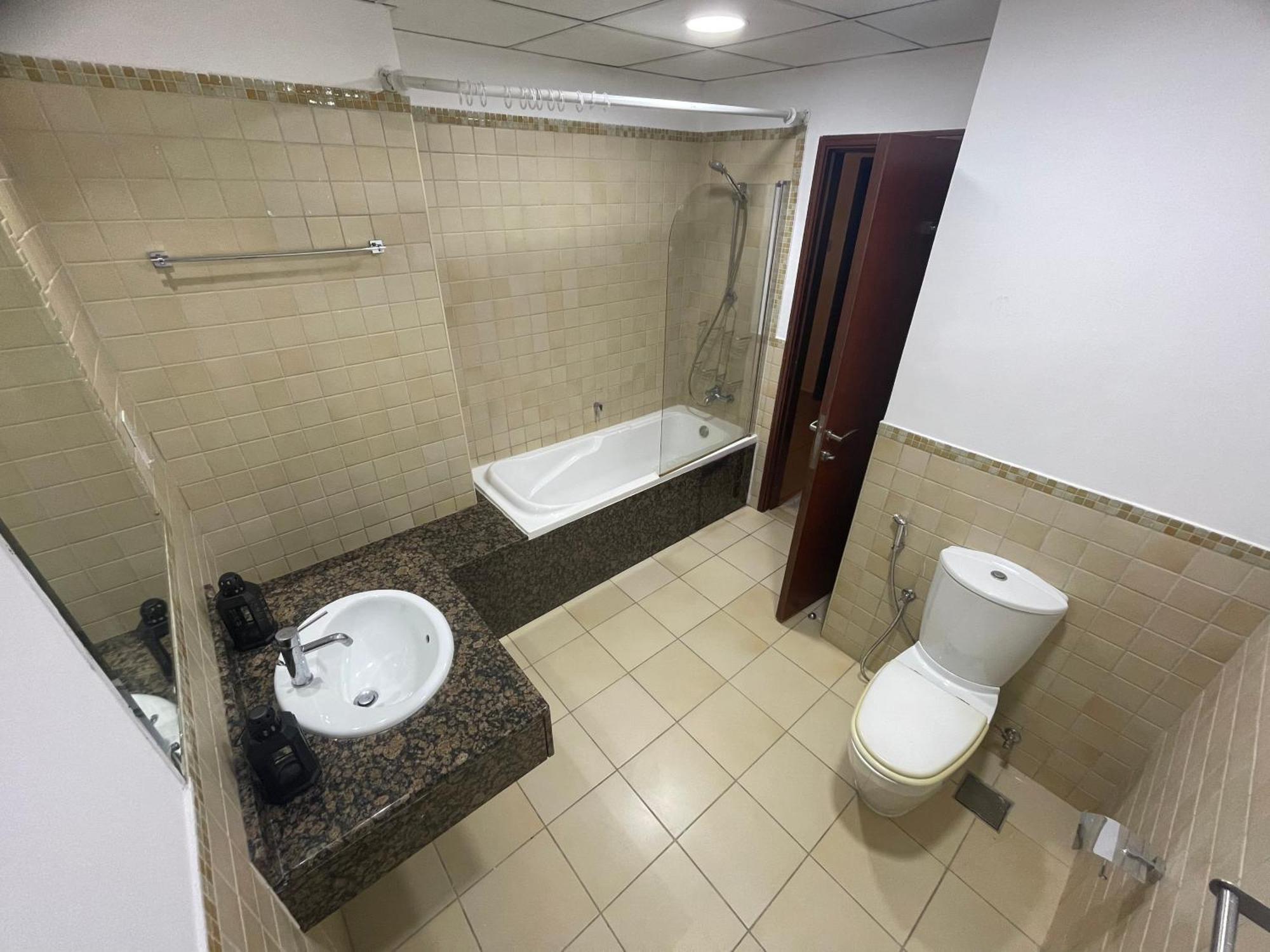 Asrama Seaview Beach Jbr - Walk To Beach - Gym - Pool - Metro Station Dubai
