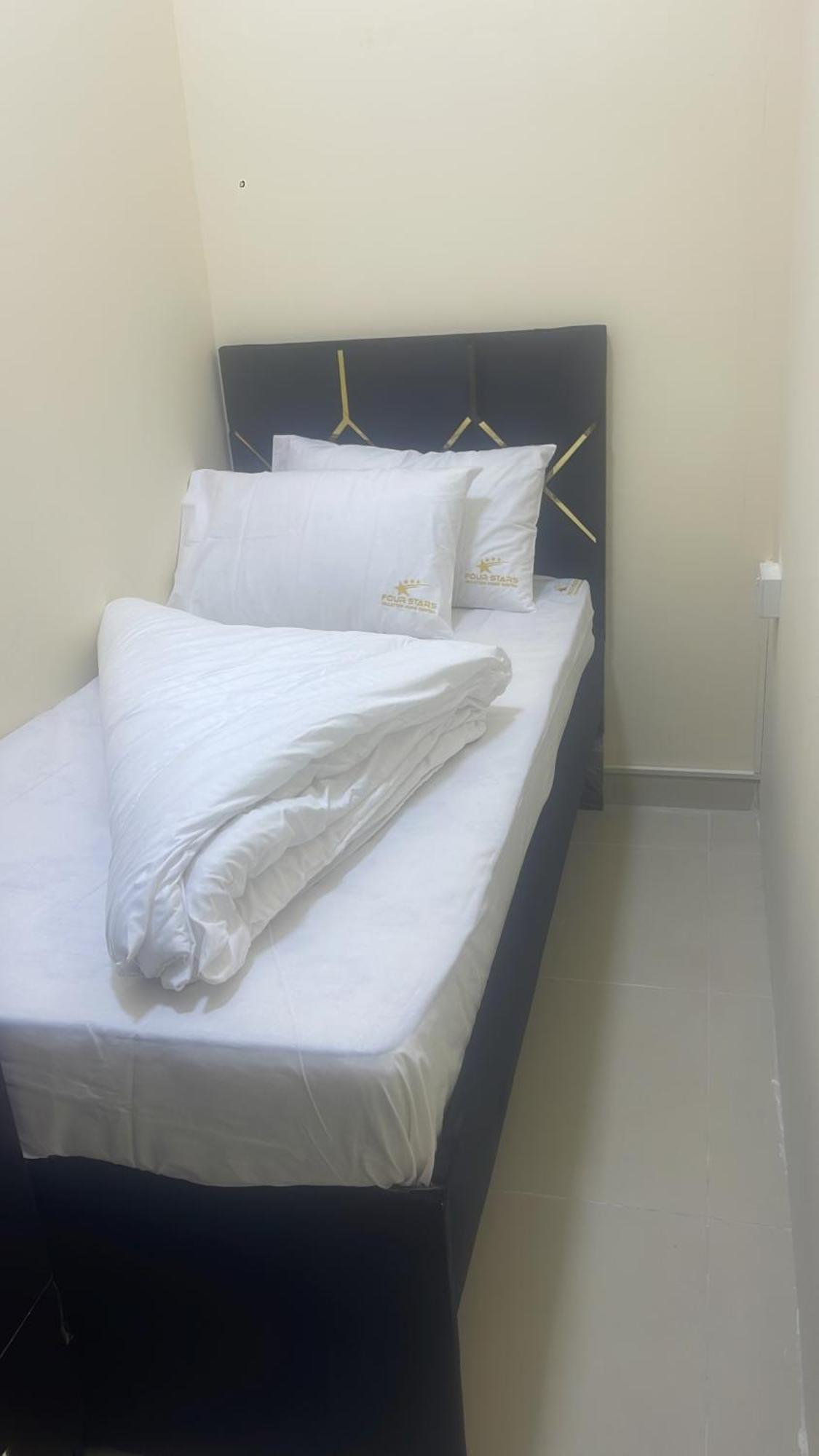 Four Stars Hostal *